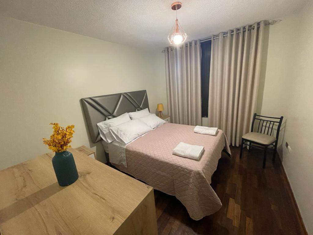 1 dormitorio con 1 cama, 1 mesa y 1 silla en Departamento completo Surquillo/Miraflores, en Lima