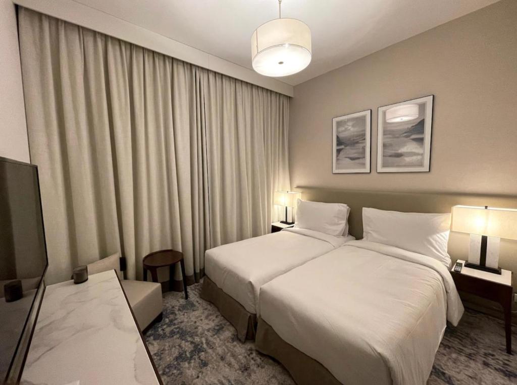 Habitación de hotel con cama y TV en Apartments with three bedrooms at address hotel en Sharm