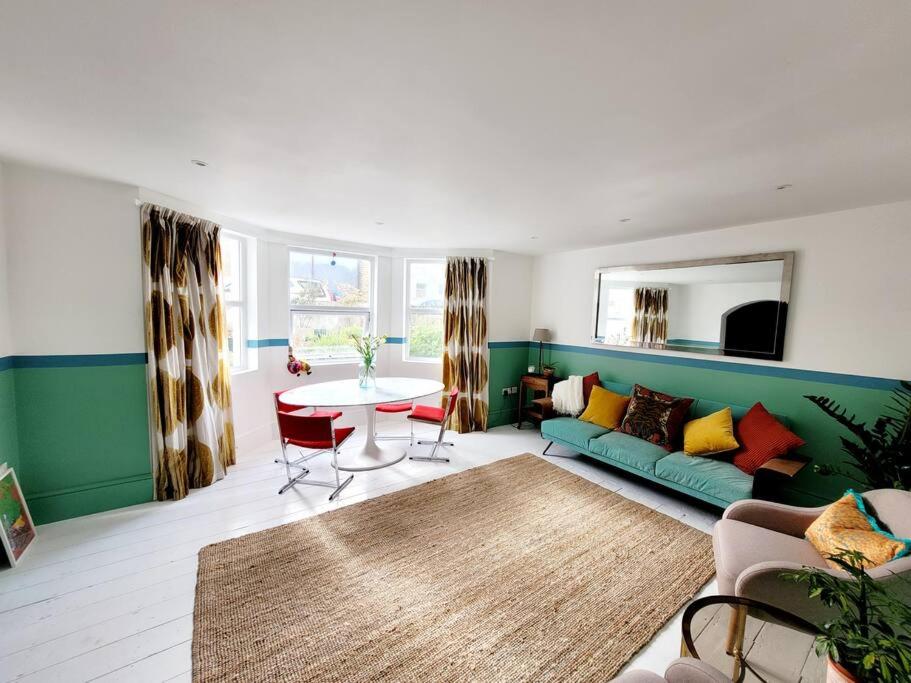 sala de estar con sofá azul y mesa en Gorgeous 2 Bedroom Sanctuary en Kent