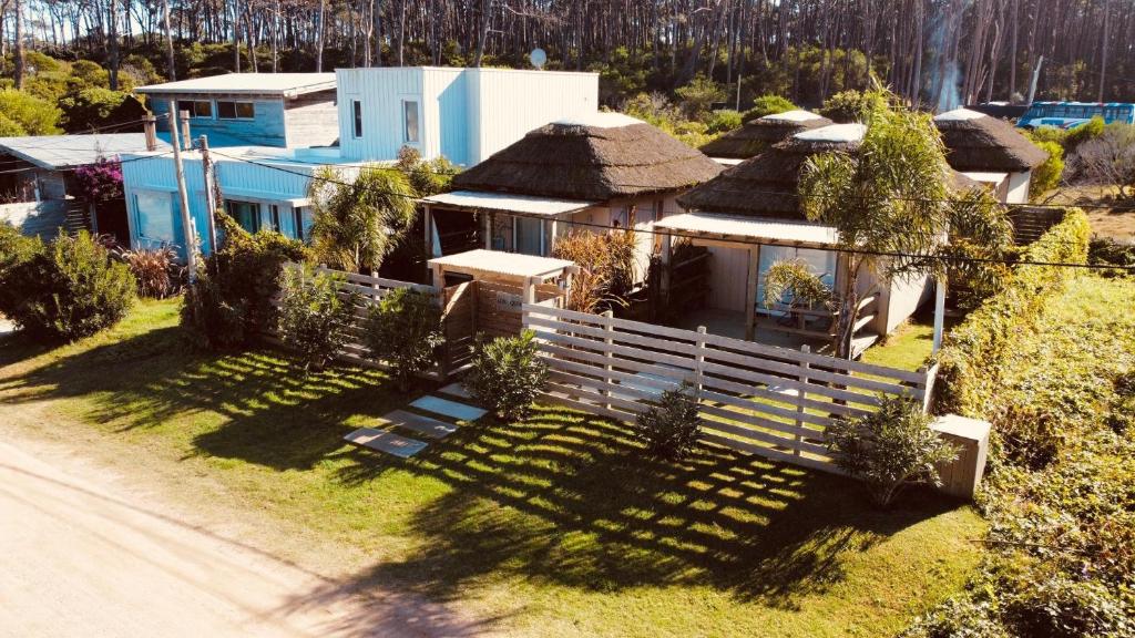 una vista aérea de una casa con una valla en Los Quinchos, en José Ignacio