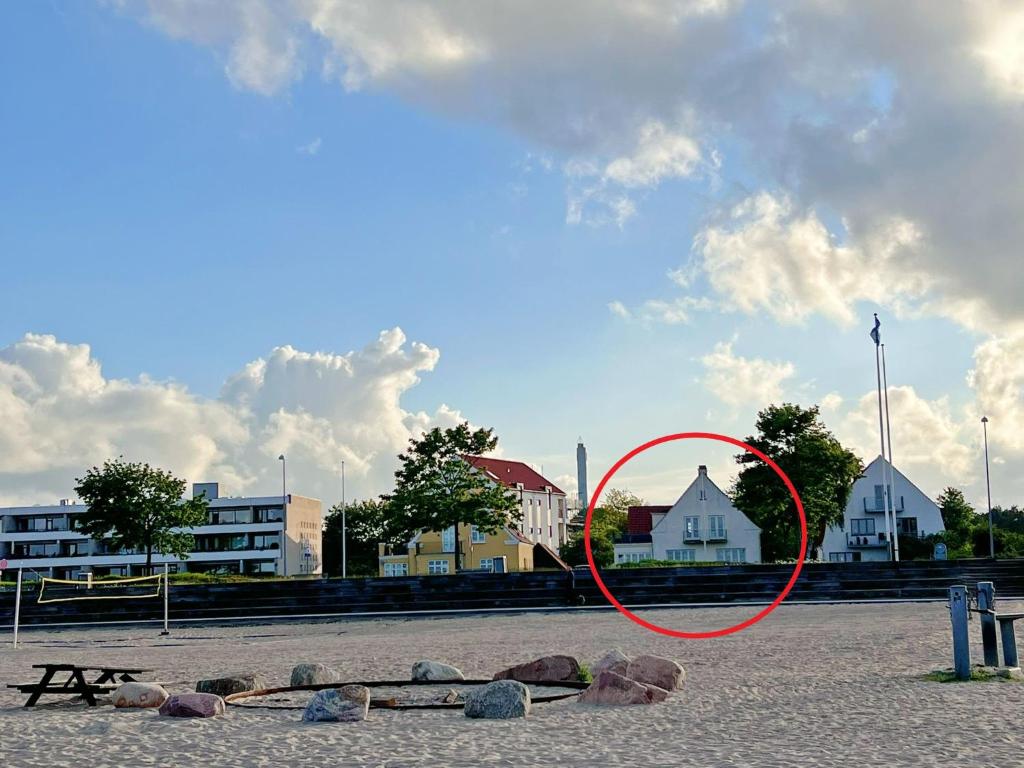 un círculo rojo en un campo con rocas y edificios en Stay Bai-Jensen, en Aabenraa