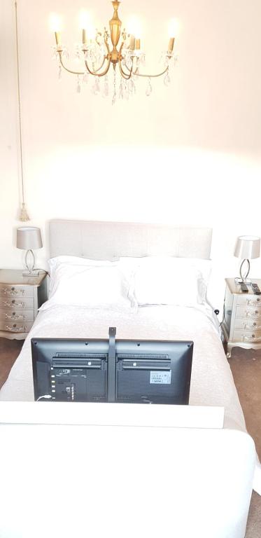 - une chambre avec un lit et un ordinateur portable dans l'établissement Banyan tree, à Buxton