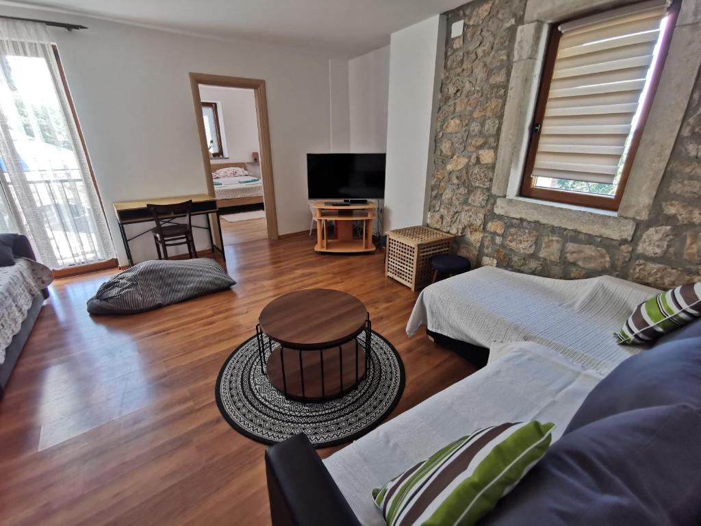 Televízia a/alebo spoločenská miestnosť v ubytovaní House Mare