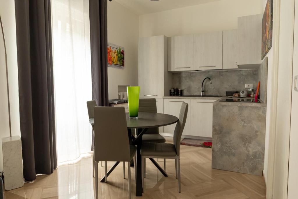 A kitchen or kitchenette at Cozy Loft Putignani