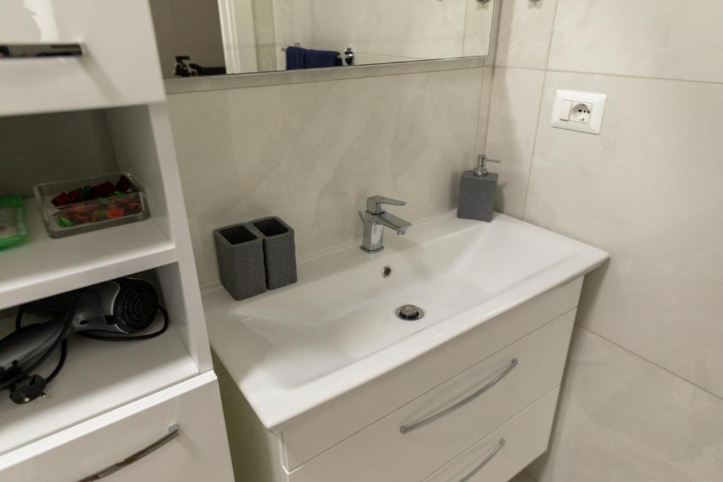 A bathroom at Cozy Loft Putignani