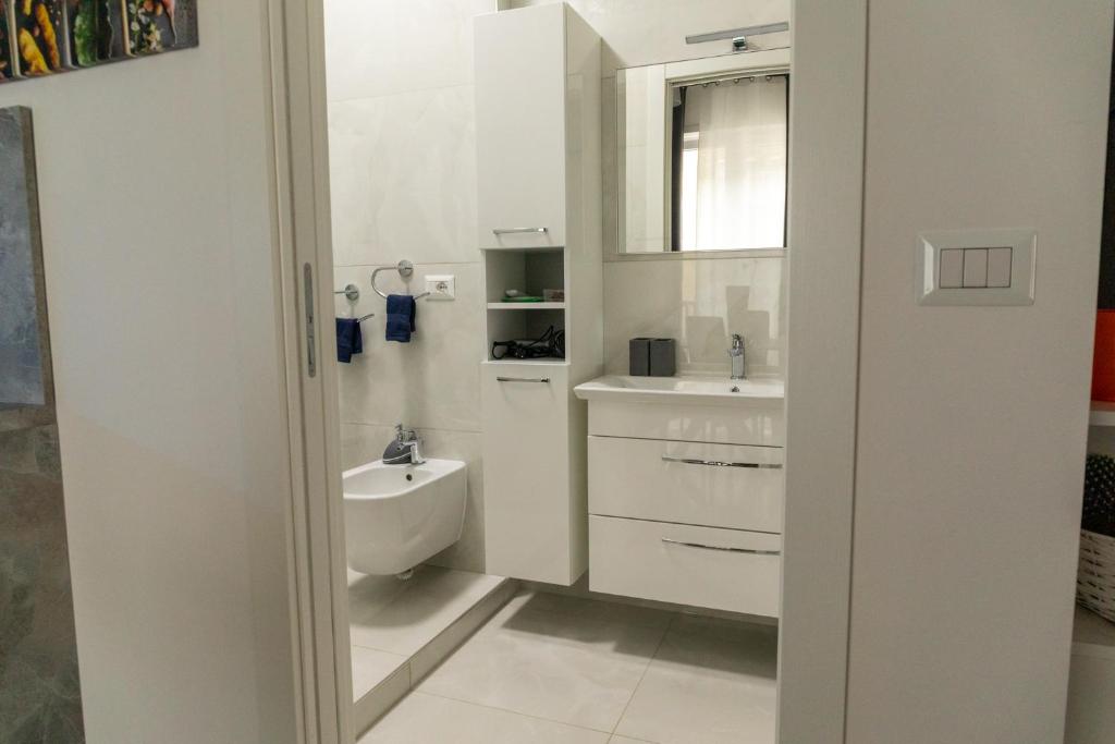 A bathroom at Cozy Loft Putignani