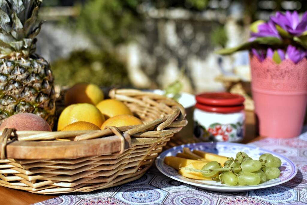 een tafel met fruitmanden en een bord druiven bij Konomi Residence-Marilena Apartment in Karavádhos