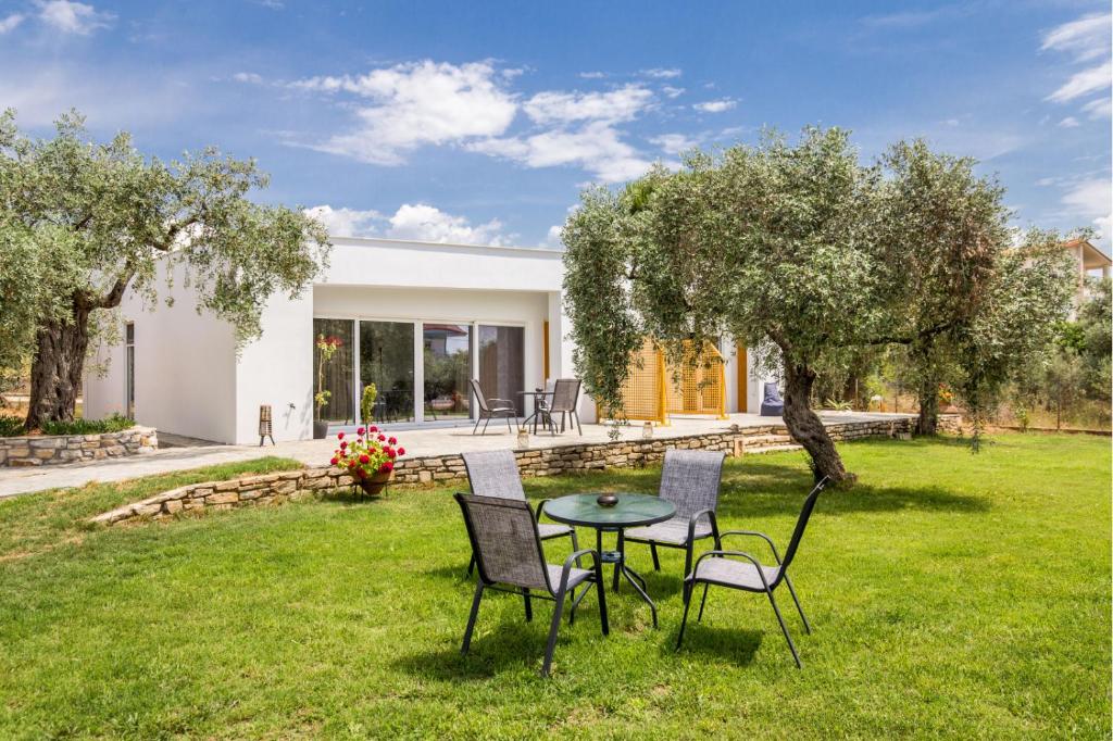 A garden outside AVGOUSTIDIS APARTMENTS