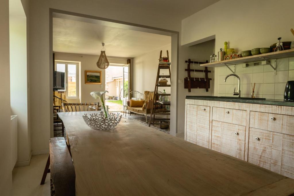 uma cozinha e sala de jantar com uma mesa de madeira em Countryhome at winery Chateau Camponac em Bourg-sur-Gironde