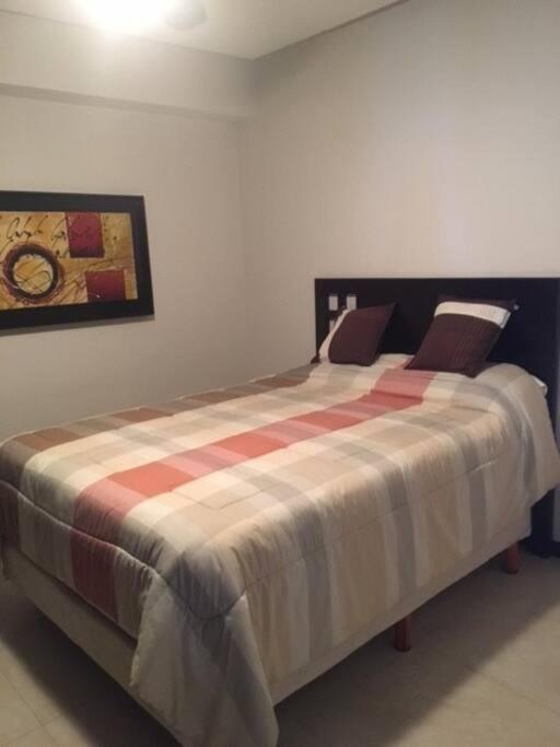 Postel nebo postele na pokoji v ubytování Beautiful 3 bedroom, fully furnished, on the beach