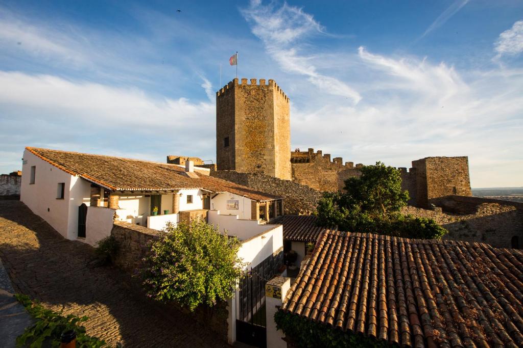 vistas a un castillo desde los tejados de los edificios en A Janela Do Castelo, en Monsaraz