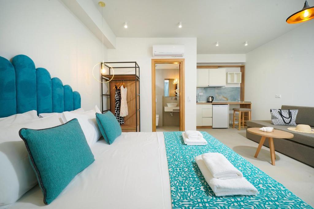 Postel nebo postele na pokoji v ubytování Miracle Suites by Klisma beach