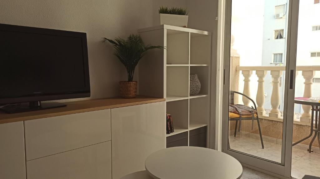 Televízia a/alebo spoločenská miestnosť v ubytovaní Apartment only 250m from the beach Los Locos