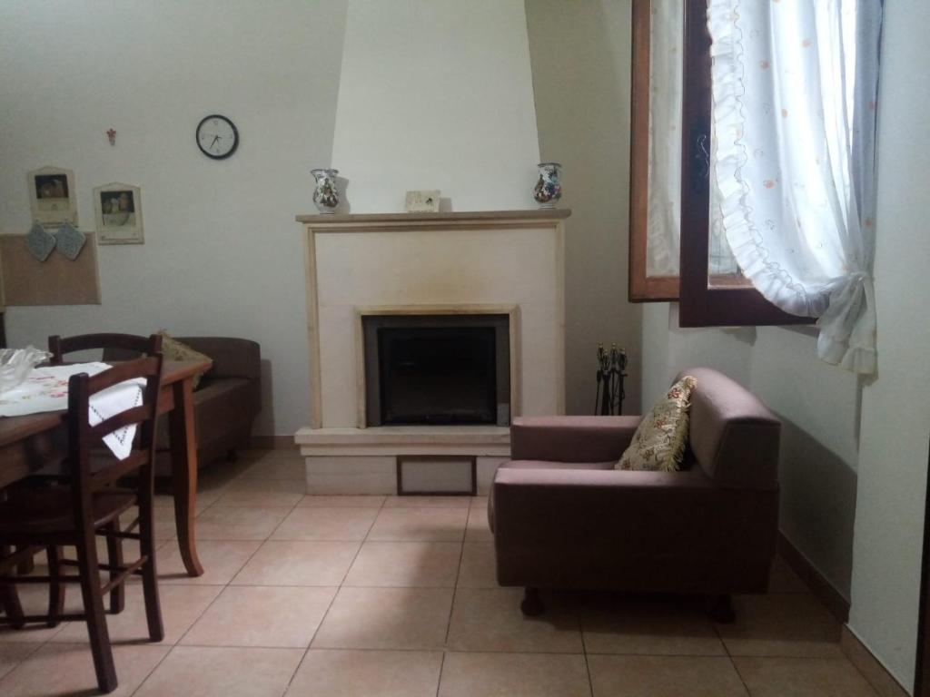 - un salon avec un canapé et une cheminée dans l'établissement Casa Vacanza Aventino, à Taranta Peligna