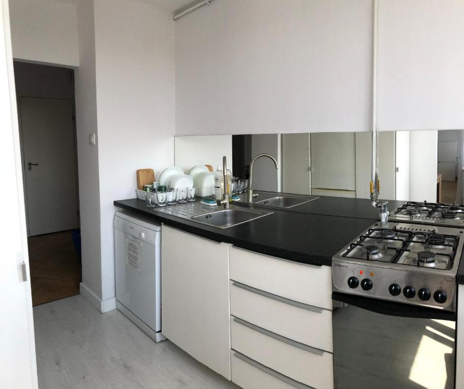 Kuchyňa alebo kuchynka v ubytovaní Apartment Świętojerska