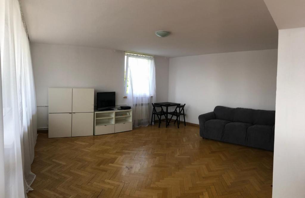 Televízia a/alebo spoločenská miestnosť v ubytovaní Apartment Świętojerska