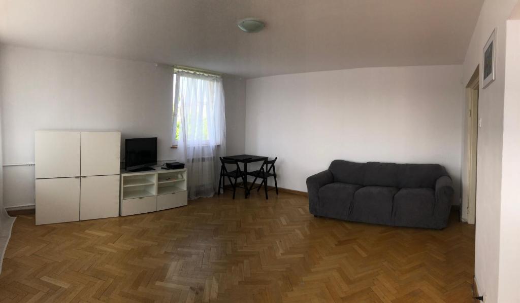 Televízia a/alebo spoločenská miestnosť v ubytovaní Apartment Świętojerska