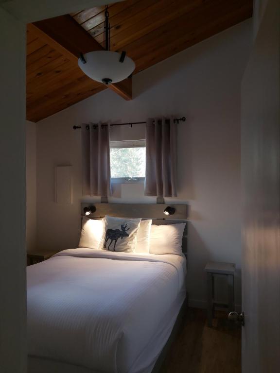 Postel nebo postele na pokoji v ubytování Manning Park Resort