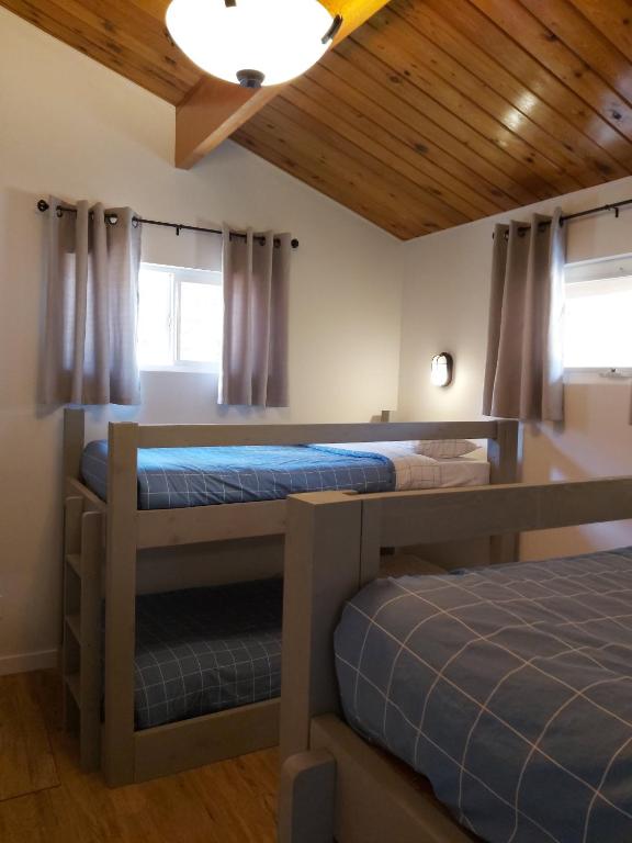 Postel nebo postele na pokoji v ubytování Manning Park Resort
