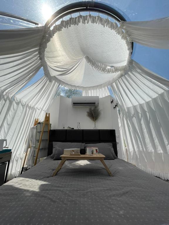 Posezení v ubytování Cupola glamping dome Sarajevo