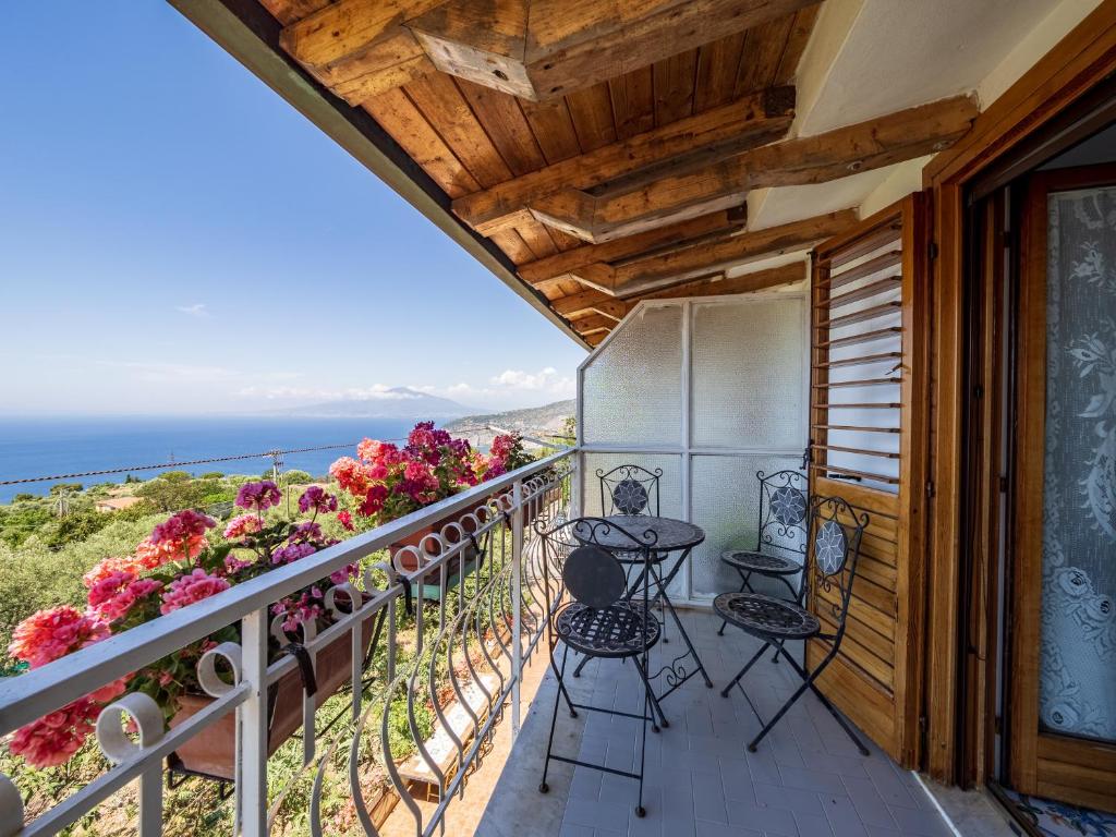 balkon z krzesłami i widokiem na ocean w obiekcie Il Sogno di Lorna w Sorrento