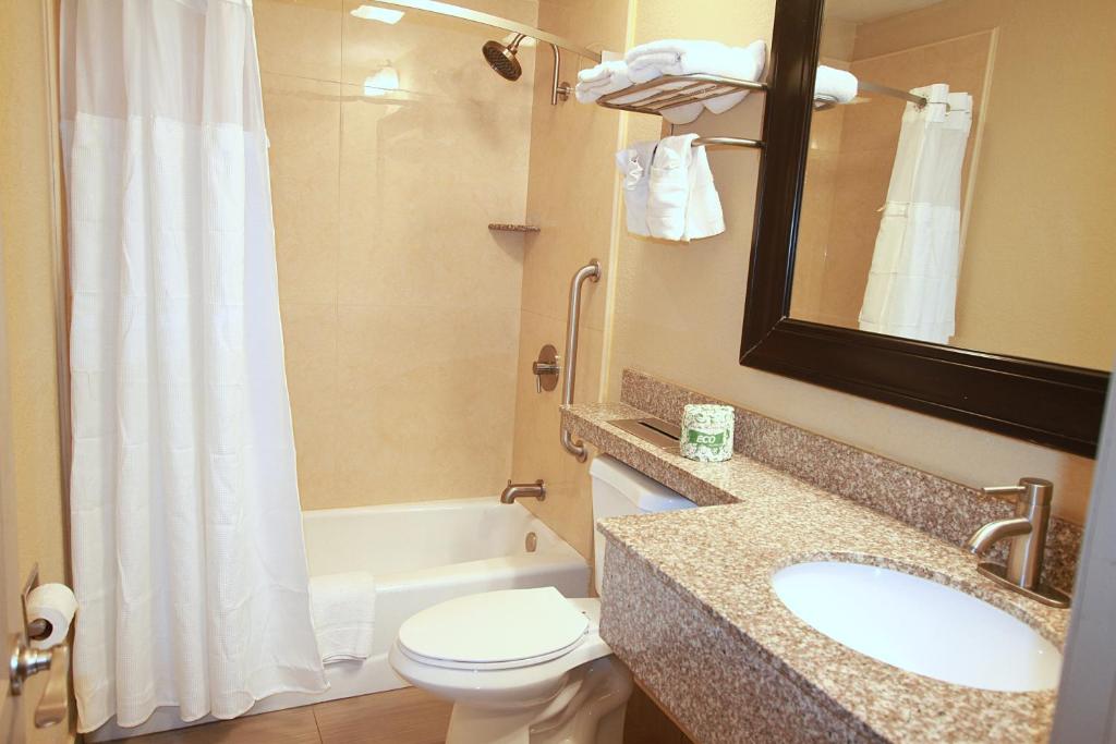 Koupelna v ubytování Travel Inn & Suites Flemington