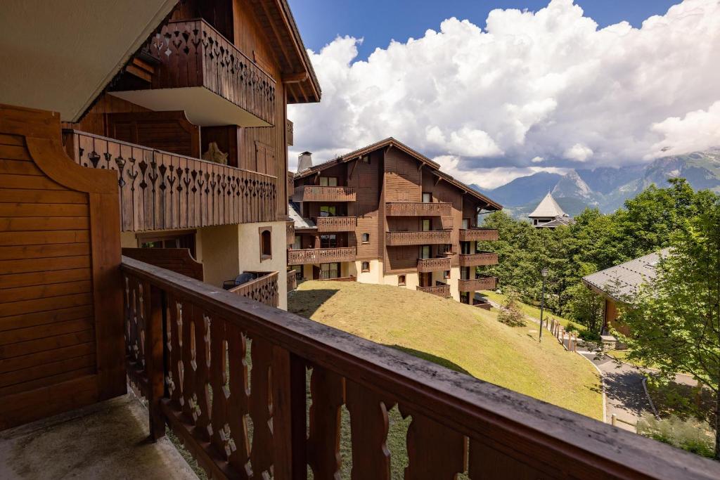 un balcón de un hotel con vistas a las montañas en Morillon 1100 Skis aux pieds en Morillon