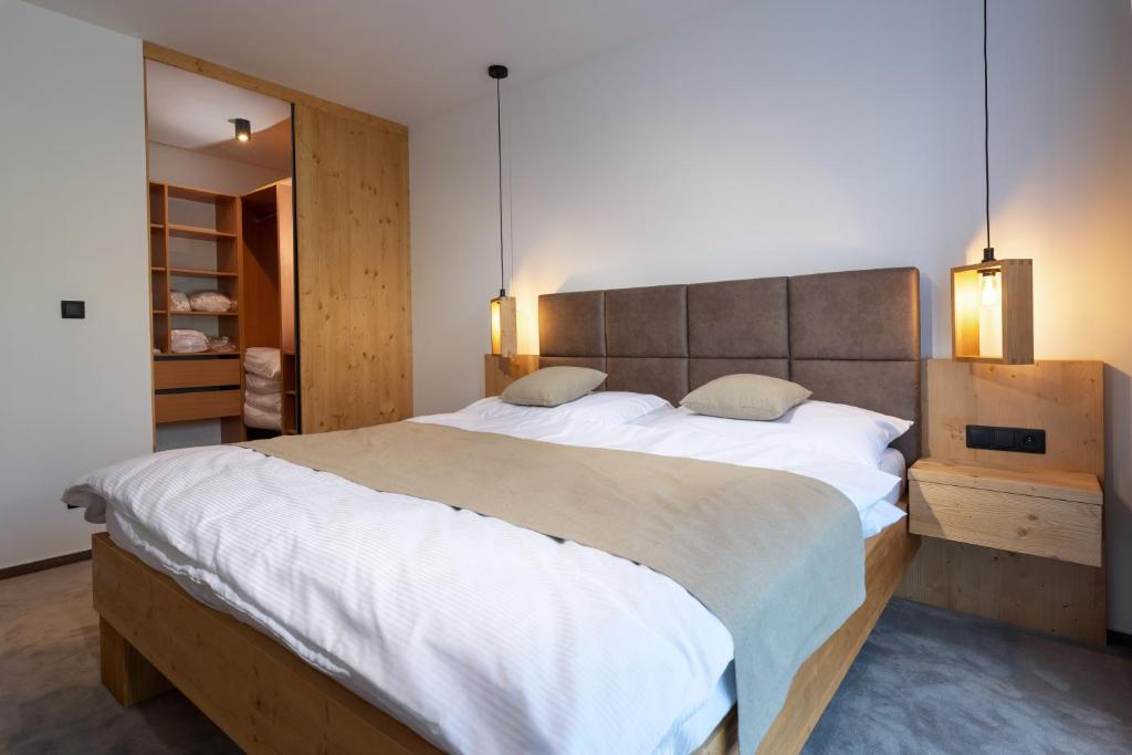 Postel nebo postele na pokoji v ubytování NIPUR sk-Apartmán Hotel Ovruč, Štrbské Pleso