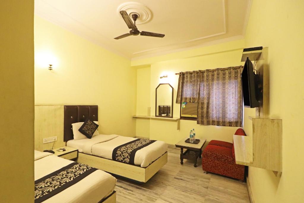 Habitación de hotel con 2 camas y TV en Silver Shine New Delhi - COMFORT STAY, en Nueva Delhi