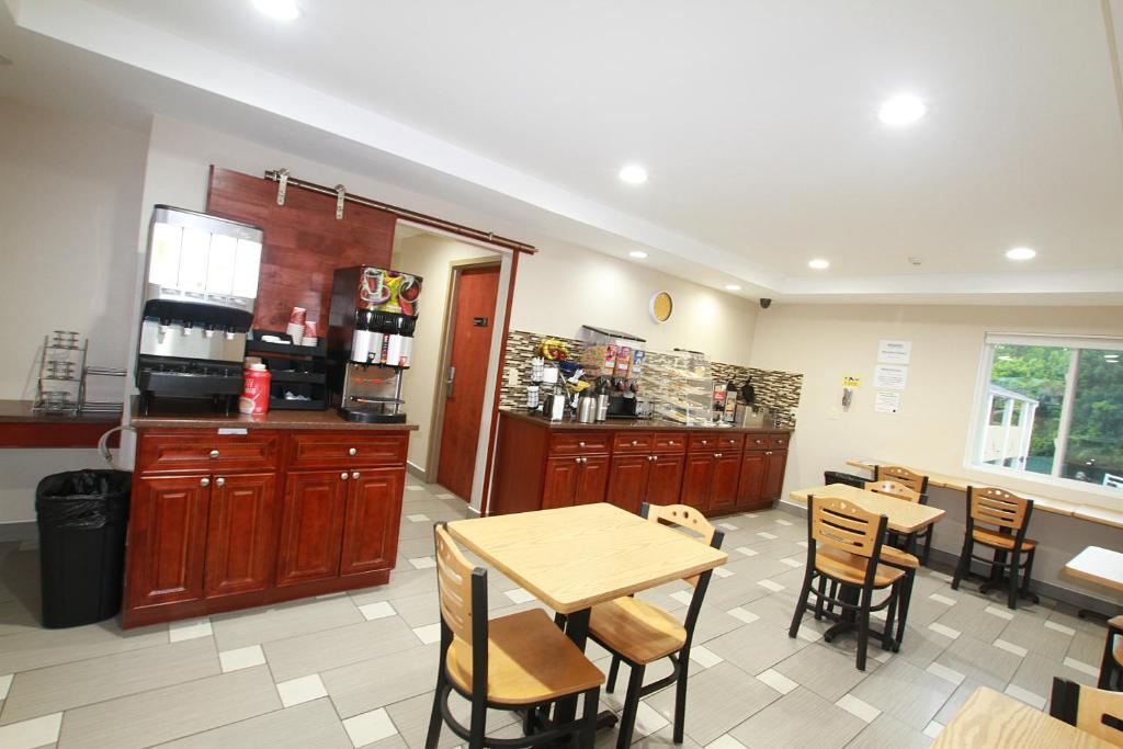 Kuchyň nebo kuchyňský kout v ubytování Travel Inn & Suites Flemington
