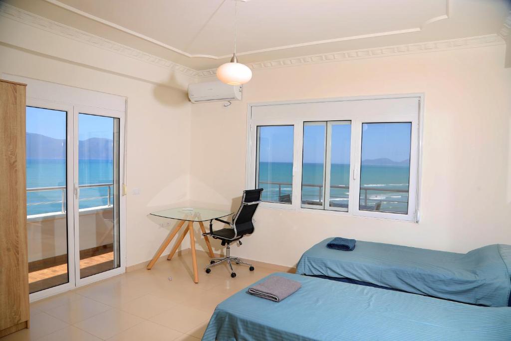 On the Beach (literally) stylish apartment with free P - Image 2