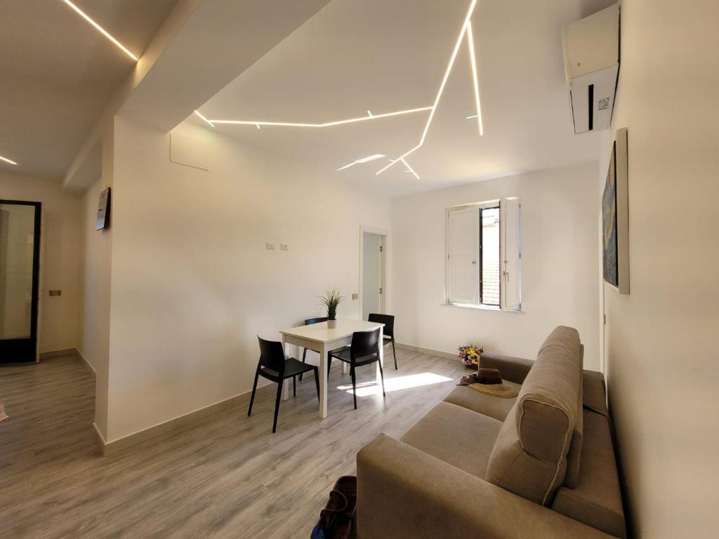 una sala de estar con un sofá y una mesa en Sara luxury apartment 3, en Sorrento