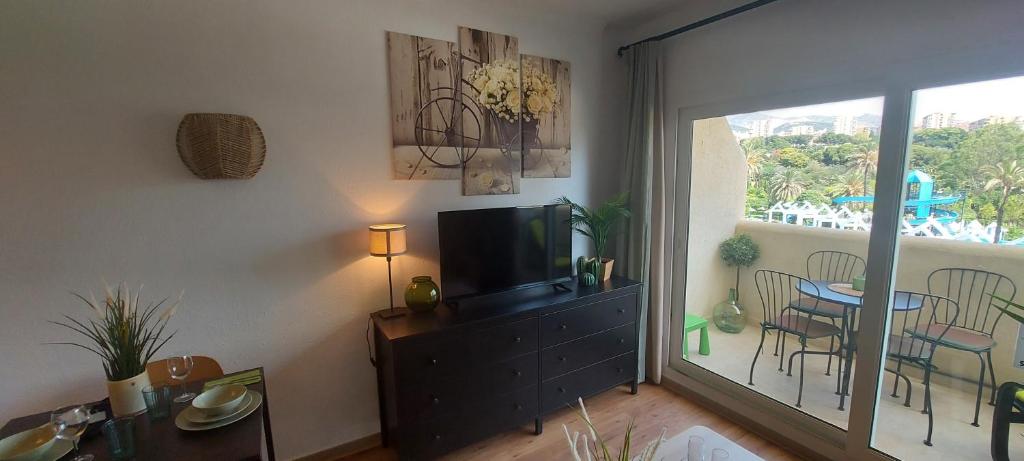 TV a/nebo společenská místnost v ubytování Apartment in BenalBeach 5 pools