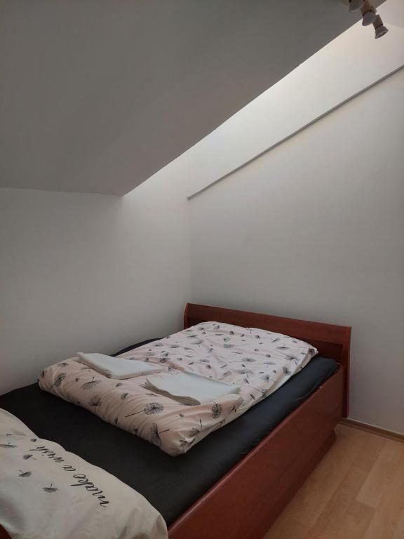 ein kleines Bett in einem Zimmer mit Bettrahmen in der Unterkunft Sweet Home 2 in Niš