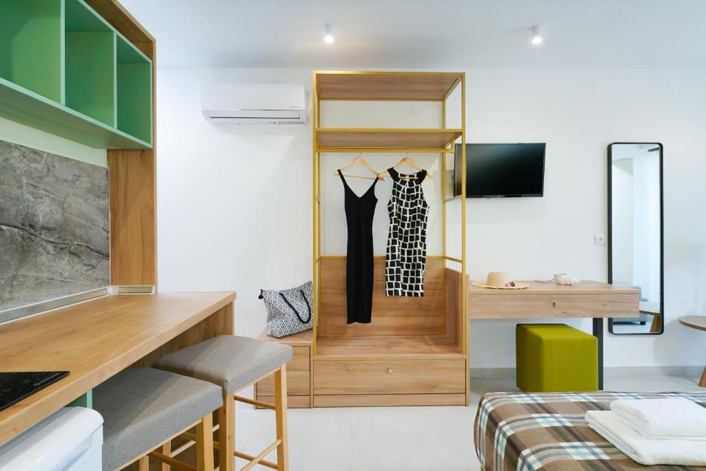 TV a/nebo společenská místnost v ubytování Miracle Suites by Klisma beach