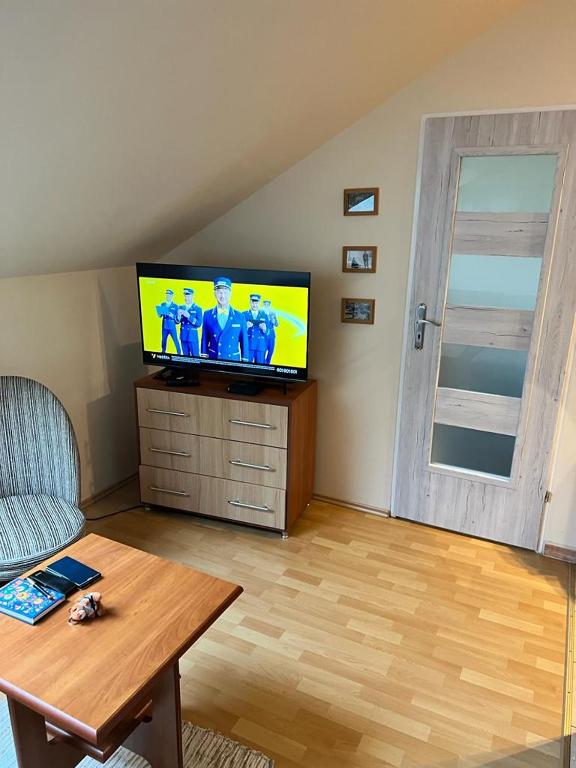 Televízia a/alebo spoločenská miestnosť v ubytovaní Apartament u Piotra