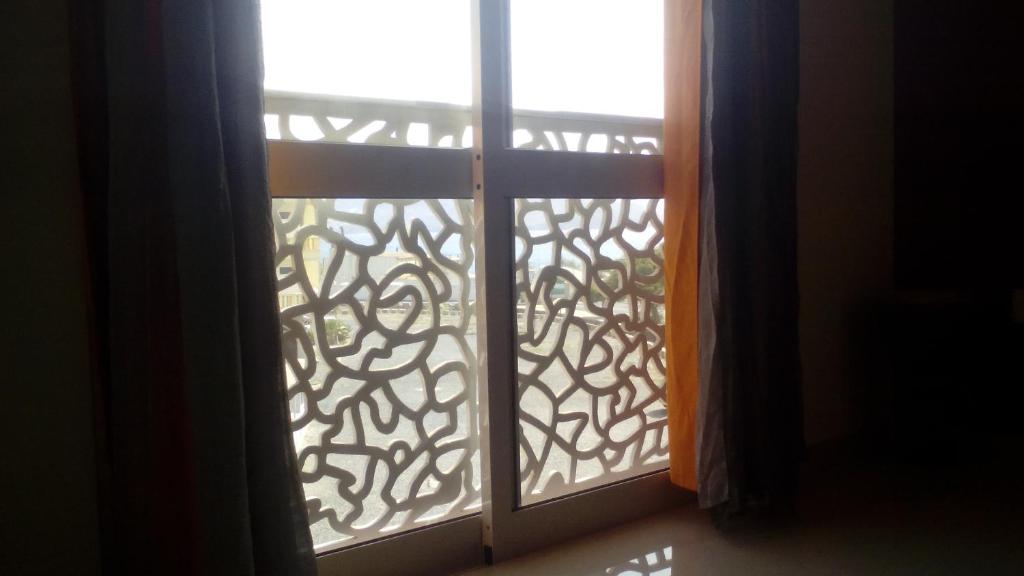 uma janela aberta com vista para uma varanda em Appart Chris Mindelo em Mindelo