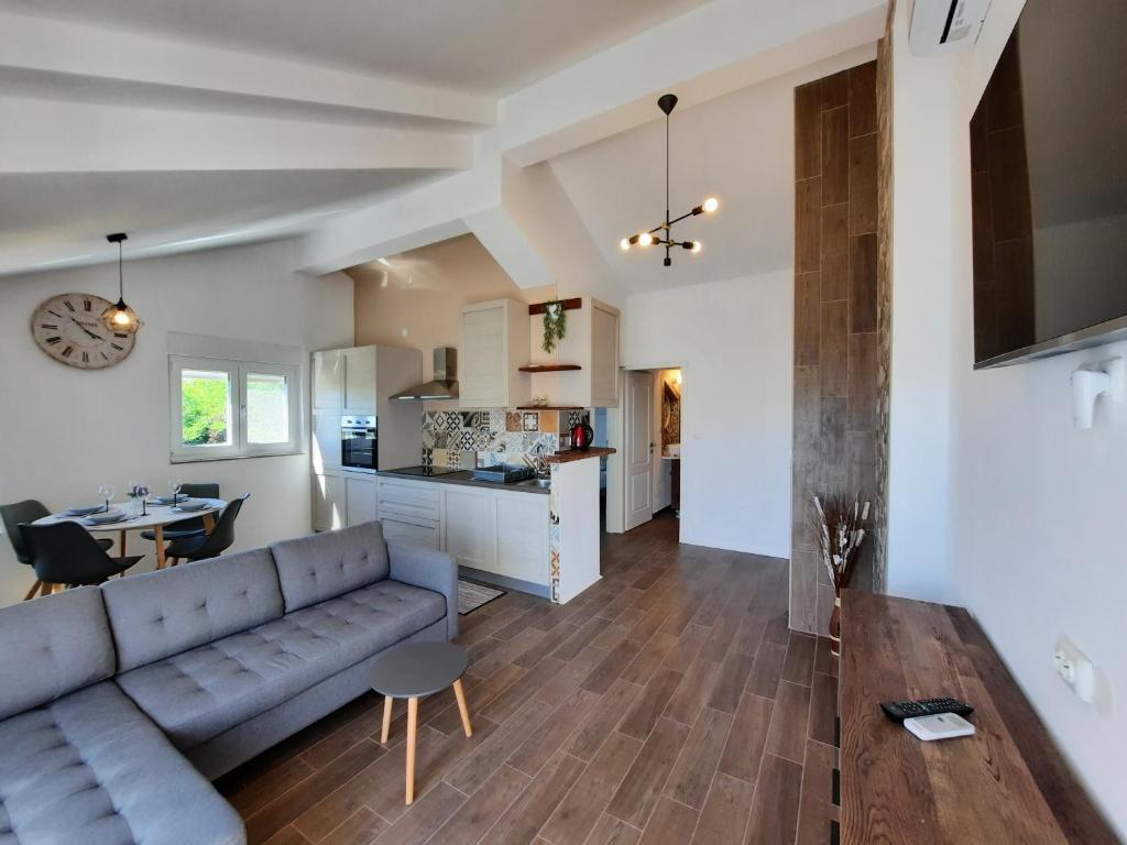 Zekic Family Apartments with Large Garden & Private Parking Quiet Area Lopar - Appartement Supérieur Avec Balcon