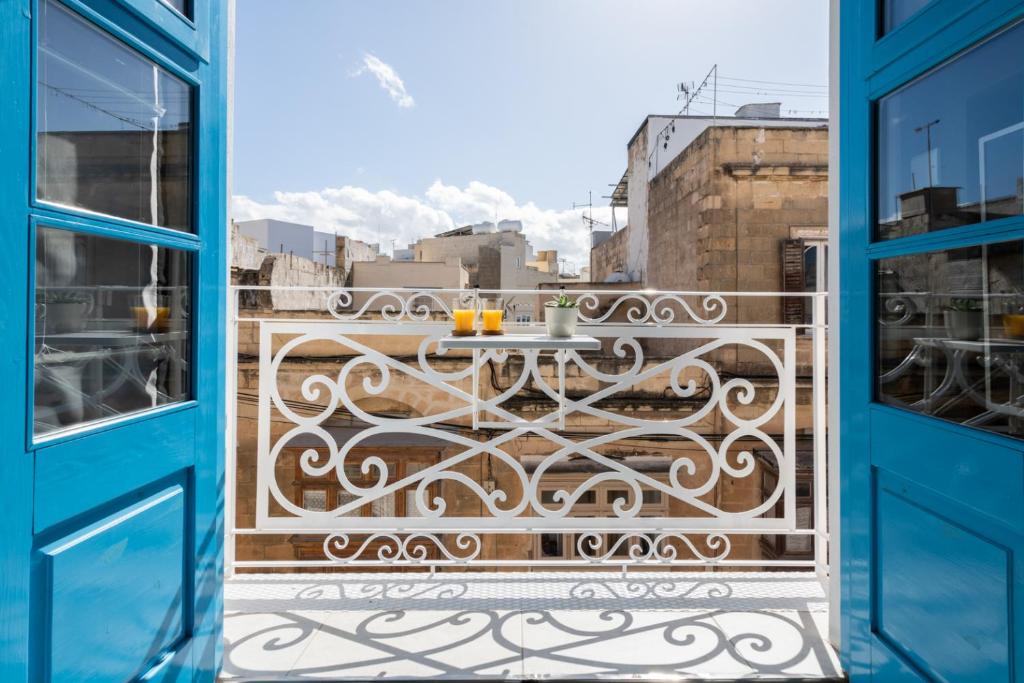 einen Blick vom Balkon eines Zimmers mit einem Tisch in der Unterkunft Sliema 248 Boutique Studios in Sliema