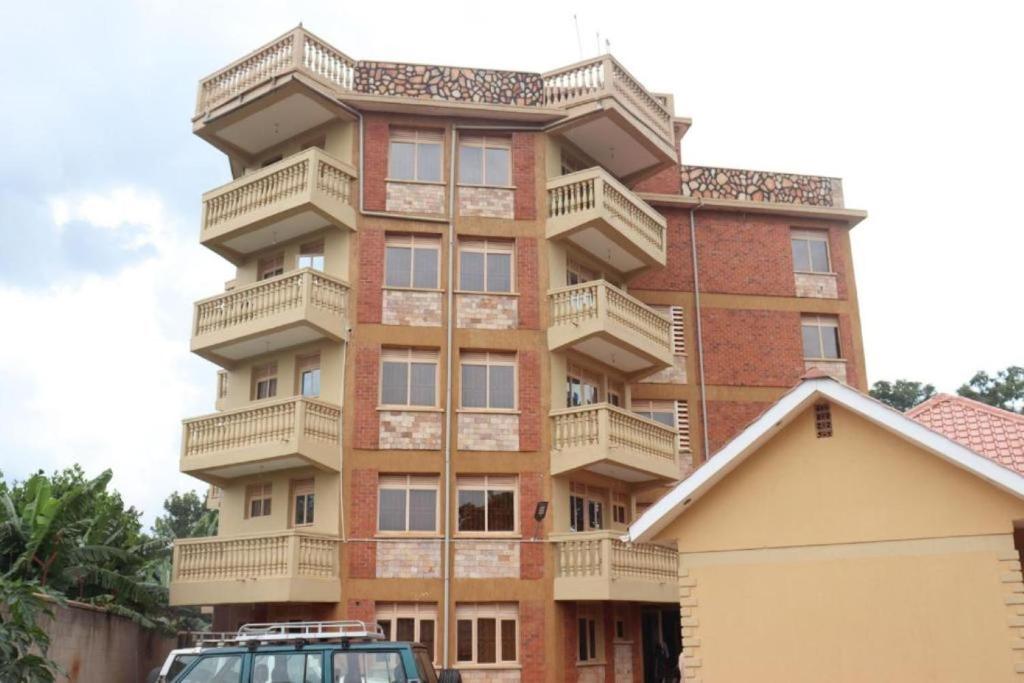 ein Gebäude mit einem davor geparkt in der Unterkunft Jusvero Motel in Jinja