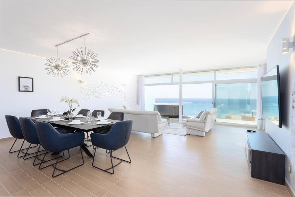 A television and/or entertainment centre at Ensuite Penthouse Panoramic Sea View with Jacuzzi