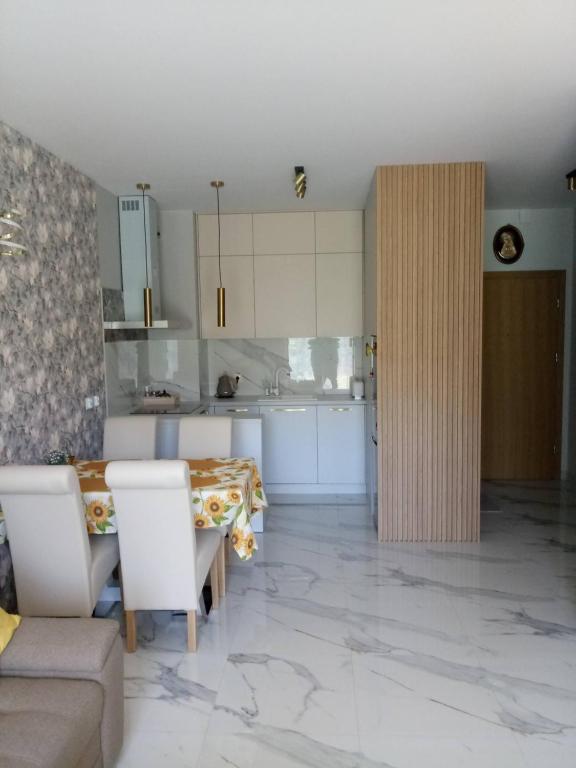 ブワディスワボボにあるRelaxのキッチン、リビングルーム(ソファ、テーブル付)