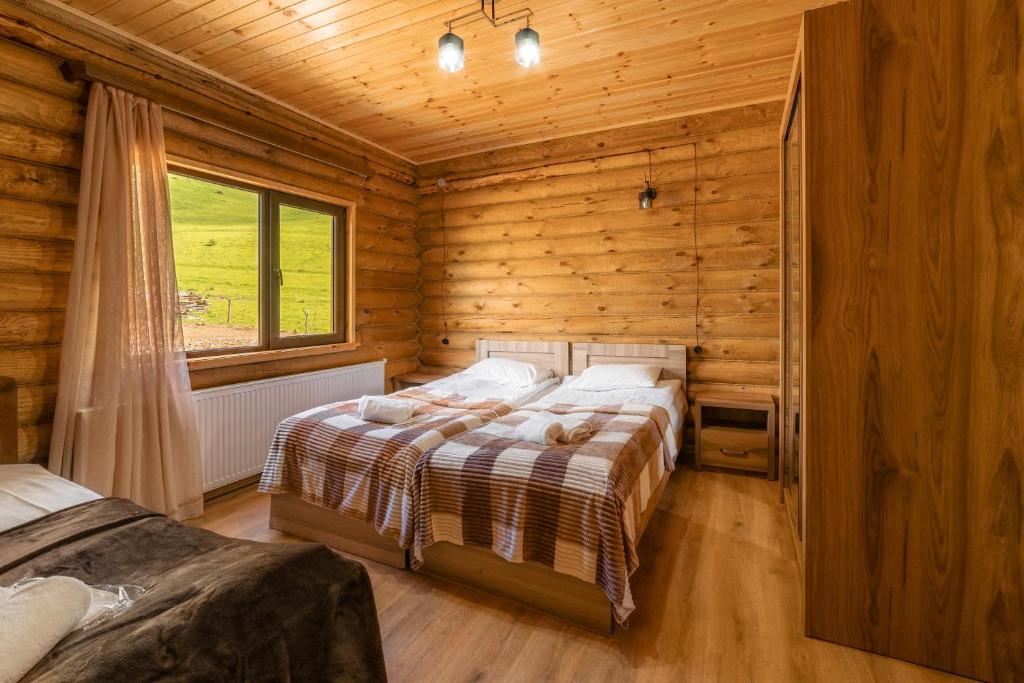 Postel nebo postele na pokoji v ubytování Snow Time Eco Chalet