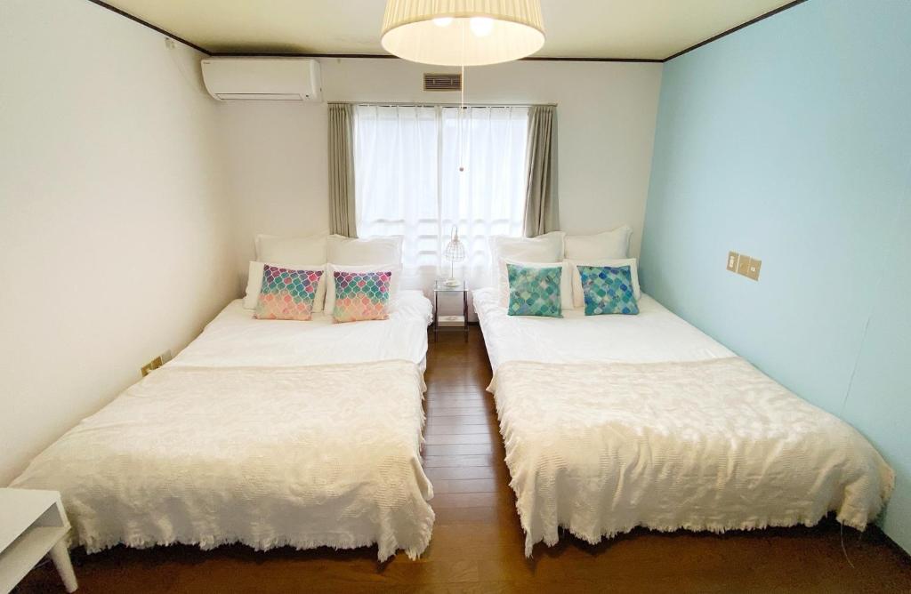Un pat sau paturi într-o cameră la Flat piece chair house - Vacation STAY 27242v