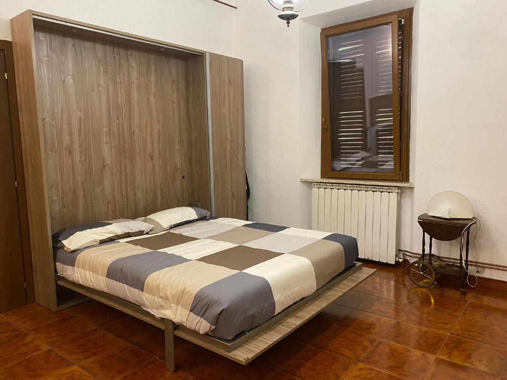 1 dormitorio con 1 cama en una habitación con ventana en ROBHOUSE, en Fabriano