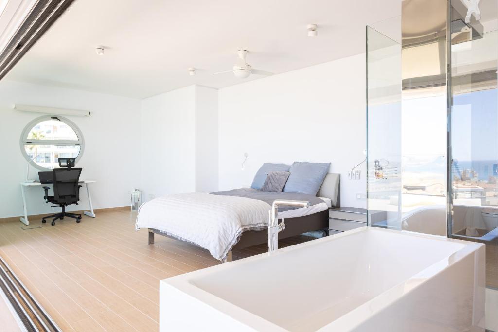 A bed or beds in a room at Ensuite Penthouse Panoramic Sea View with Jacuzzi