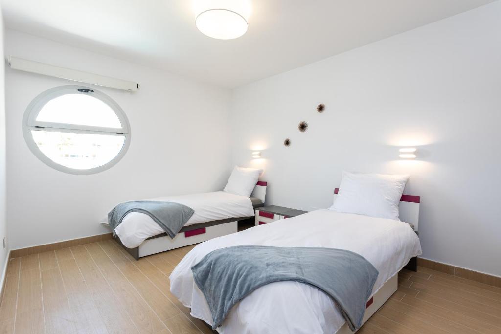 A bed or beds in a room at Ensuite Penthouse Panoramic Sea View with Jacuzzi