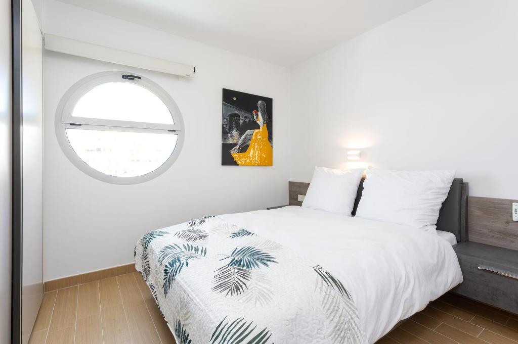 A bed or beds in a room at Ensuite Penthouse Panoramic Sea View with Jacuzzi