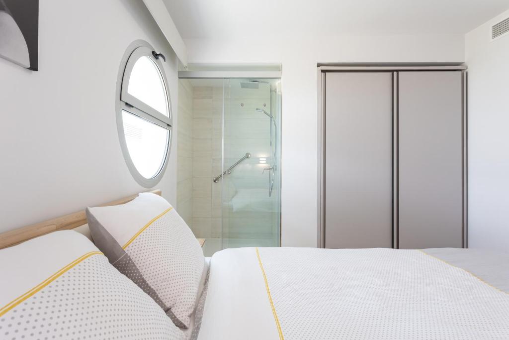 A bed or beds in a room at Ensuite Penthouse Panoramic Sea View with Jacuzzi
