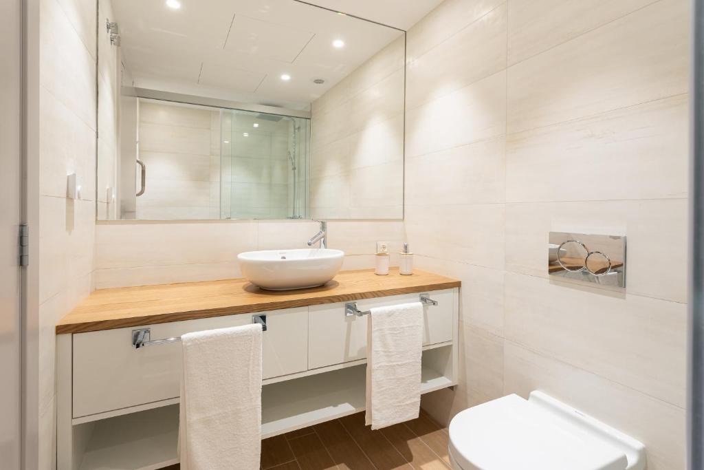 A bathroom at Ensuite Penthouse Panoramic Sea View with Jacuzzi